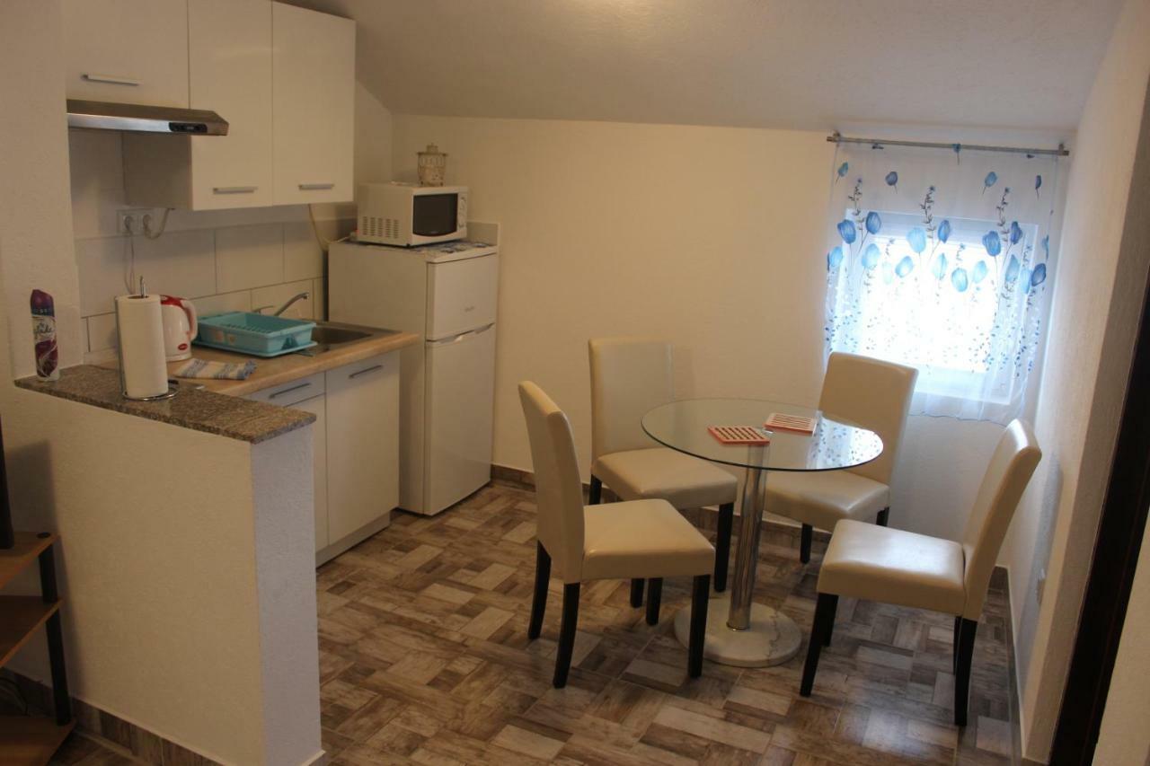 Apartments Anicic Coric Omisalj Bagian luar foto