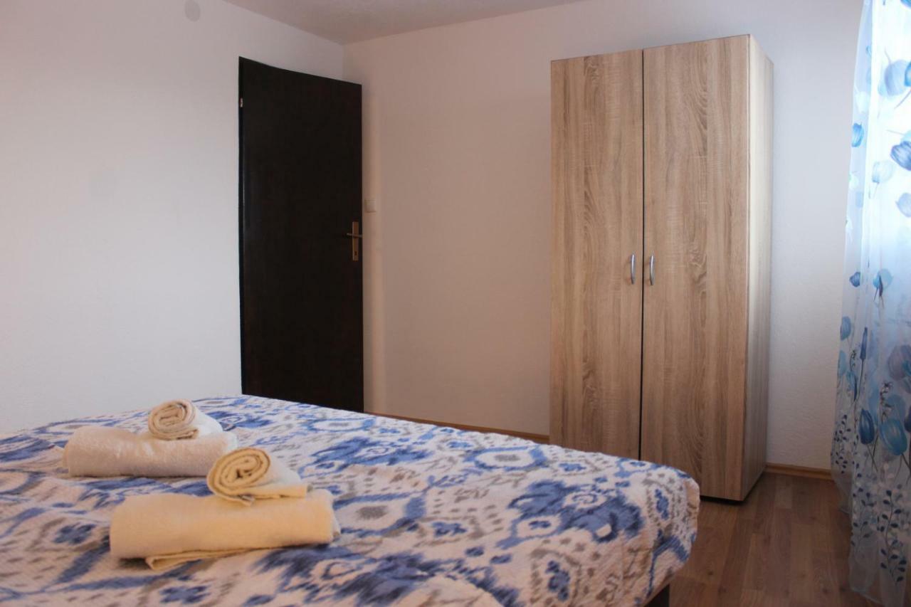 Apartments Anicic Coric Omisalj Bagian luar foto
