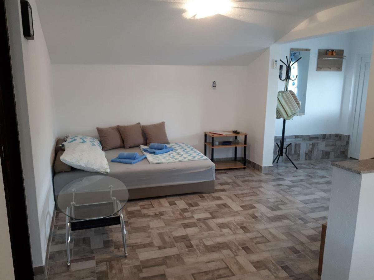 Apartments Anicic Coric Omisalj Bagian luar foto