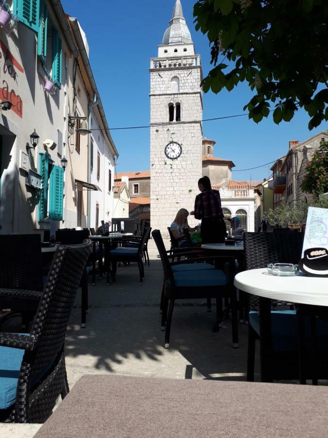 Apartments Anicic Coric Omisalj Bagian luar foto